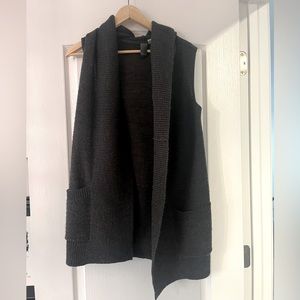 Francesca’s Quinn Grey Long Vest Small